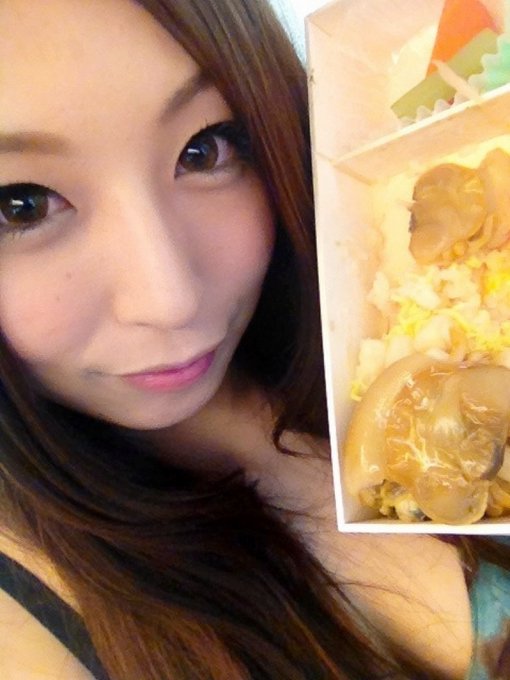 今、新幹線の中でお弁当食べてたなう(◍ &acute;꒳` ◍)b【貝づくし】って名前のお弁当なのだ★それにしても&hellip;ほんと蒸し暑い～(&acute;；&omega;；｀)‼笑 http://t.co/sZyTdyyG