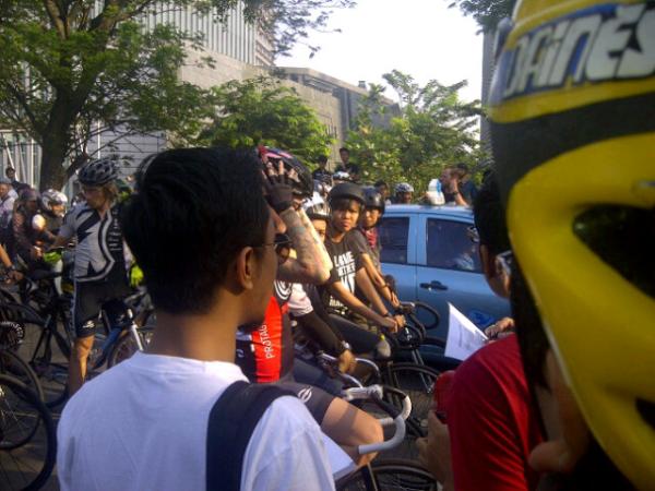 MAFIA_RIDERS's tweet image. Peserta cewe nih #FixedFixed criterium race kelas open