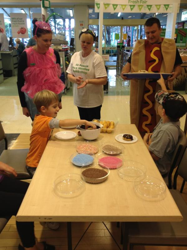 harro5047's tweet photo. Team Albion park kids decorating their own donut with Xenia ,our cupcake (Lauren) and hotdog ( Adrian ) yummy http://t.co/GzU8t04B
