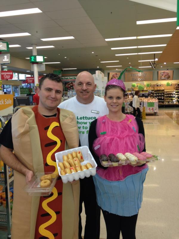 harro5047's tweet photo. @tjeerdjegen Team Albion park having fun with deli/ bakery fresh fair Jeff mgr with Adrian hotdog and cupcake Lauren http://t.co/nv1GHzOX