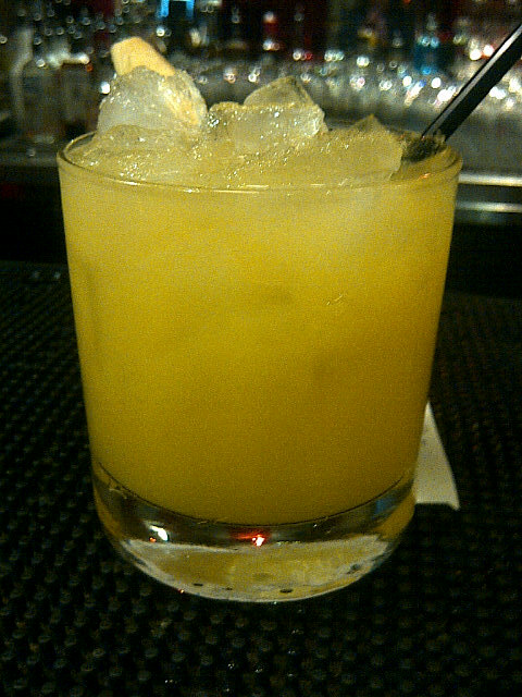 Red2one_W's tweet photo. Seguimos con un clementine crush, absolut orange, gengibre y naranja http://t.co/qeUXdw3g