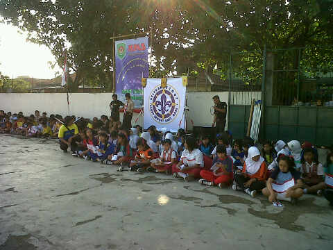 G_Scout's tweet photo. MOS Pramuka di SMP YWKA has begun.. *eng ing eeng* http://t.co/lrMR5oWe