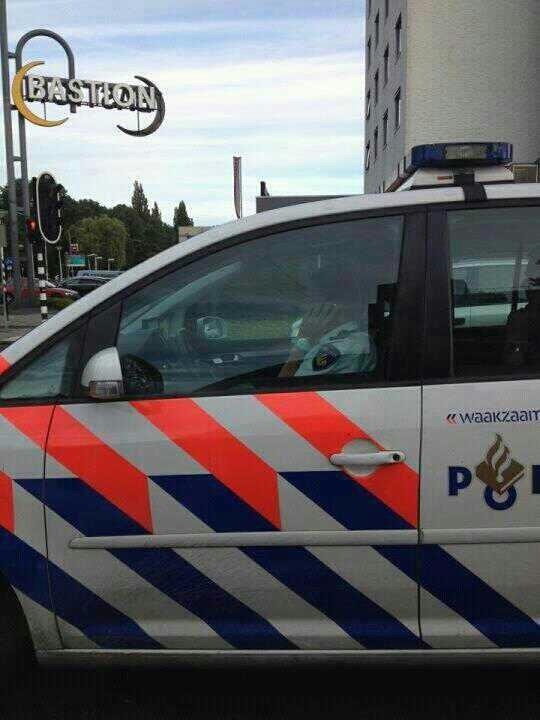 RonBunschoten's tweet photo. Er mag weer gebeld worden achter het stuur! #politie @eenjurk http://t.co/OgQWkWTb
