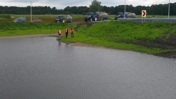 janweeda's tweet photo. Gelukkig hebben zij niets te doen! Kunnen wij zolang de regenjas aan de kapstok laten hangen. http://t.co/YpKaQ3E9