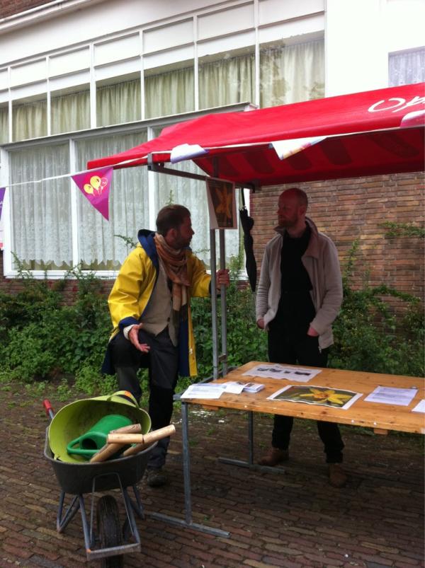 vcarnisse's tweet photo. Bewonersdag Texelsestraat we gaan t hek eens vergroenen! #tuinmanindewijk #creatiefbeheer #charlois http://t.co/VydNJFk7