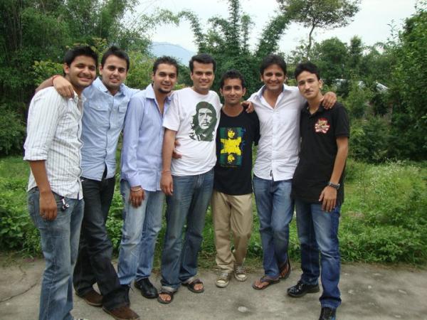 SharmaVinav's tweet photo. @SmartOnions  i am dere on extreme right ...in black tee ,hope u remember me http://t.co/B2bh8NB3