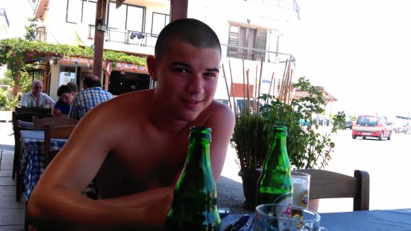 aries871967's tweet photo. Met @Guillaumerugby een batraaaaaa drinken bij Ali's Quick Corner op Kos! http://t.co/ZzwdqoKH