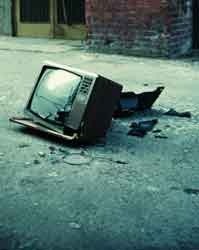 Activ11's tweet image. Das Fernsehprogramm geht mir auf die Neven wie der Fernseher. Erstmal Müll rausbringen.Mit Müll meine ich Fernseher.