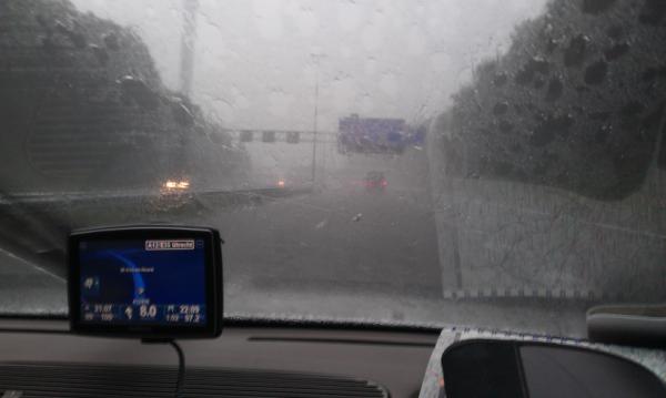 BlingBlingBMW's tweet photo. Nou we zijn weer in Nederland en worden begroet met typisch weer #carbagerun http://t.co/wmeSy9GS