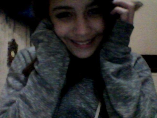 BiaLiimaa's tweet photo. aaaaaaaaawns, e hoje vo dormir sentindo o  cheiro do meu amorzinho, vou dormir com o casaco dele rs' >< http://t.co/6OTnJ9bn