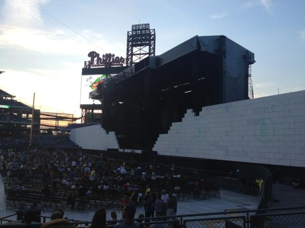 TheTicketWoman's tweet photo. Roger Waters at #citizensbankpark life is good! http://t.co/0J1du4l0