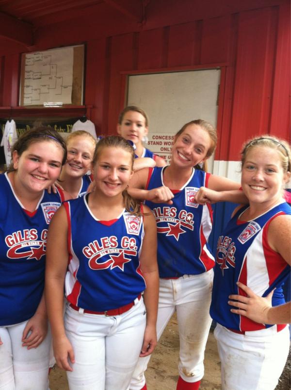 hendie_ash's tweet image. #BetweenGames 😜 ⚾ @ItsMe_LBSands @AliMay_15 @mollie_parker23 @juliepierce44 @Mbb_2015