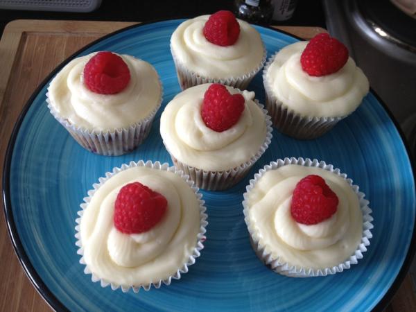 VickiEames's tweet image. Todays baked treats #raspberrycupcakes