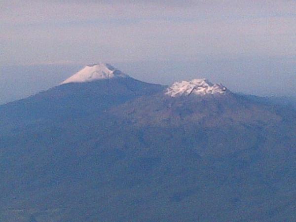 FelipeCalderon's tweet photo. Nuestros volcanes, en vuelo a Veracruz a la graduación de cadetes de la Marina. http://t.co/25Mdg6ou