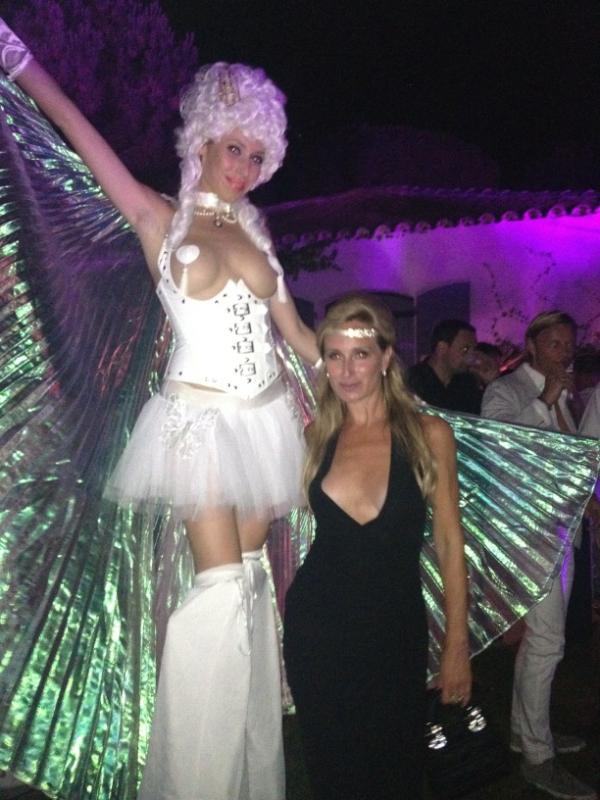 SonjatMorgan's tweet photo. U 2 SIN RT @SinnamonS: Lovely!!! RT @SonjatMorgan Chk me out w/Burlesque girl on stilts #sttropezfun http://t.co/pb2cw0mz