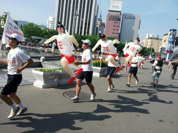 BDayoung's tweet photo. 워프 런닝맨 뒤에 달려있는 엘티이 풍선이 꼭 샤이니의 셜록을 추고있는것 같아요!ㅋㅋ 귀여워!! #ltewarp http://t.co/7SsIhbss
