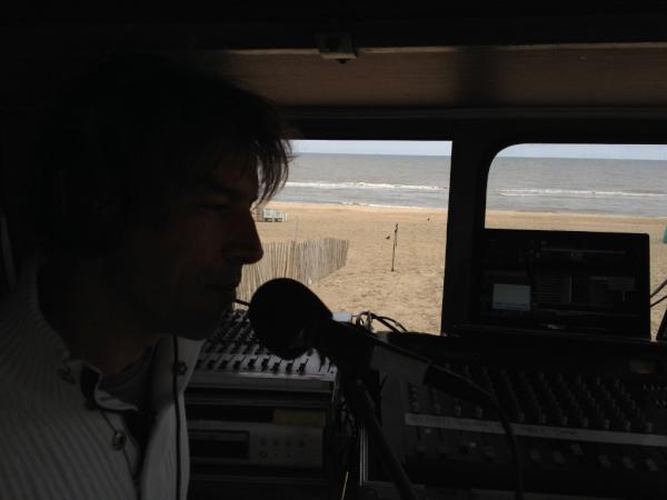 Haarlem105's tweet photo. Zie je die microfoon daar in de verte op het strand? Live strand- en zeegeluiden nu bij Chez René op Haarlem 105 :) http://t.co/R99DgglS