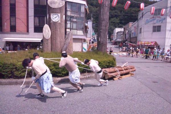 tuki3jp's tweet photo. 全国木馬引き大会に参加しました！
５人で３３０キロの丸太を約１００メートル引っ張る競技なんですがとても重かった…。
結果2位という好成績で賞金ゲットしました(〃⌒ー⌒〃)ゞ http://t.co/4RAAbARk