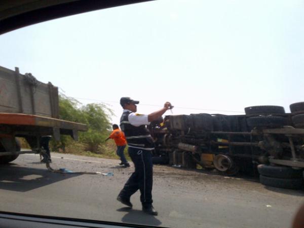 RT @carlos_edu_mz: trailer virado en la vía a salinas km 59 los buitres están viendo q pueden revolar