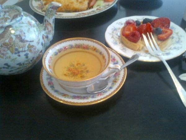 AmeliaBuula's tweet photo. Cute little cafe in Covent Garden with the cutest little tea sets and cakes. #Englishtea http://t.co/E34nLpOT