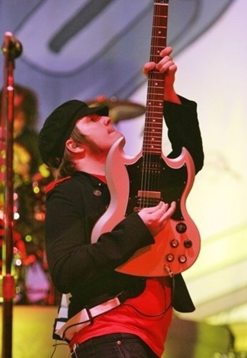FOBSpam's tweet photo. This guitar > my soul http://t.co/7mlkZvEe