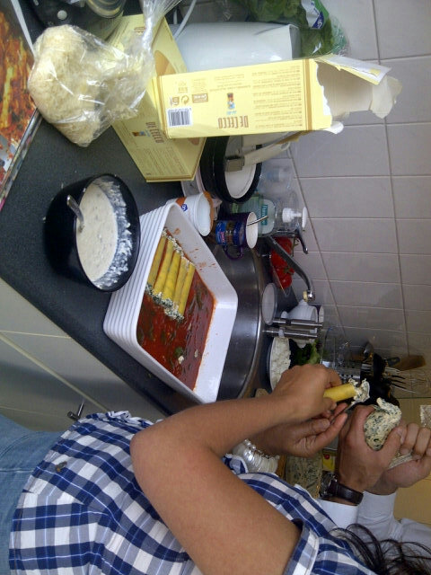 terhoeve8's tweet photo. het kost wat maar dan heb je wel een prive kok @bram_remijnse die een #jamieOliver recept maakt en de keuken opruimt! http://t.co/LVlngJvu