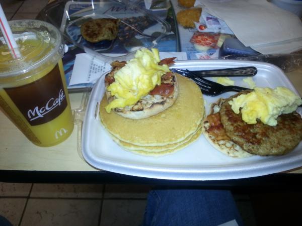 rmonteroo's tweet image. Breakfast of champions before heading out to #drupalcampLA.