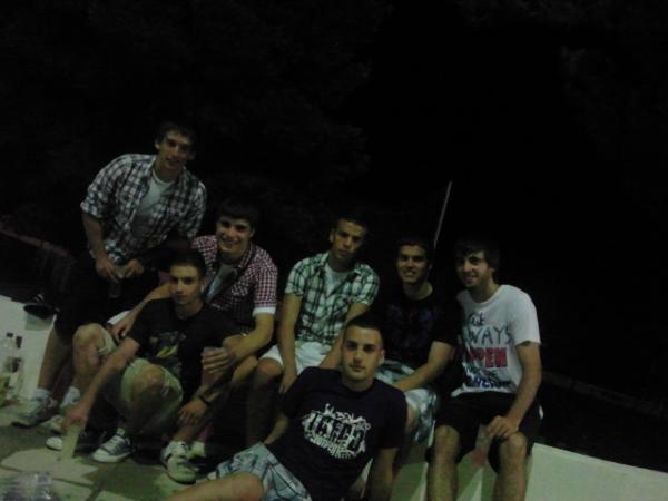 jonathaan_9's tweet photo. De botellon a #Alcossebre @JordanCanoC @Alexgarcialora @brunocornelles3 @JaviMB10 #rivera #jorge http://t.co/fio8FOb4