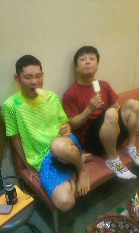moplaysproduce's tweet photo. 暑い日が続きますね…。稽古場ではアイスキャンデーが大人気! 土佐の久保田食品さんのアイス、最高に美味しいんです。男の人がアイス食べてると、小学生みたいに見えますね。 #kama2 http://t.co/yYRLggp2