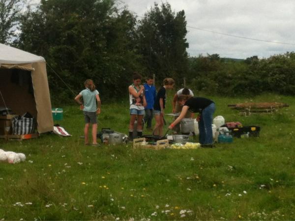 campbleu's tweet photo. ... Les filles se chargent de préparer le déjeuner et de perfectionner quelques installations de tribu! http://t.co/9hwwTfIO
