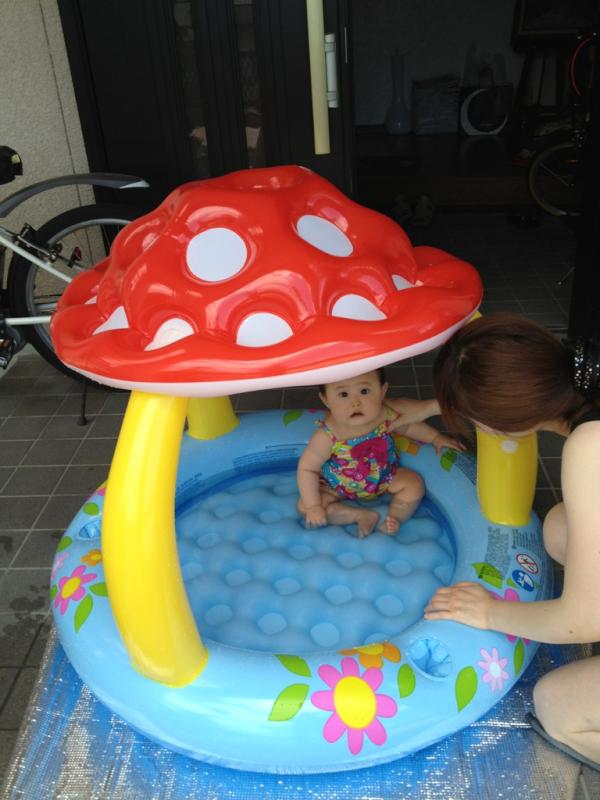 noozoo1027's tweet photo. 葵ちゃん(*^^*)
初めてのプール〜！！
泣くことなく水しぶきをあげて
感触を楽しんでいたよー！！
はぁ〜かわいぃっ♡ http://t.co/6Z7BmG2y