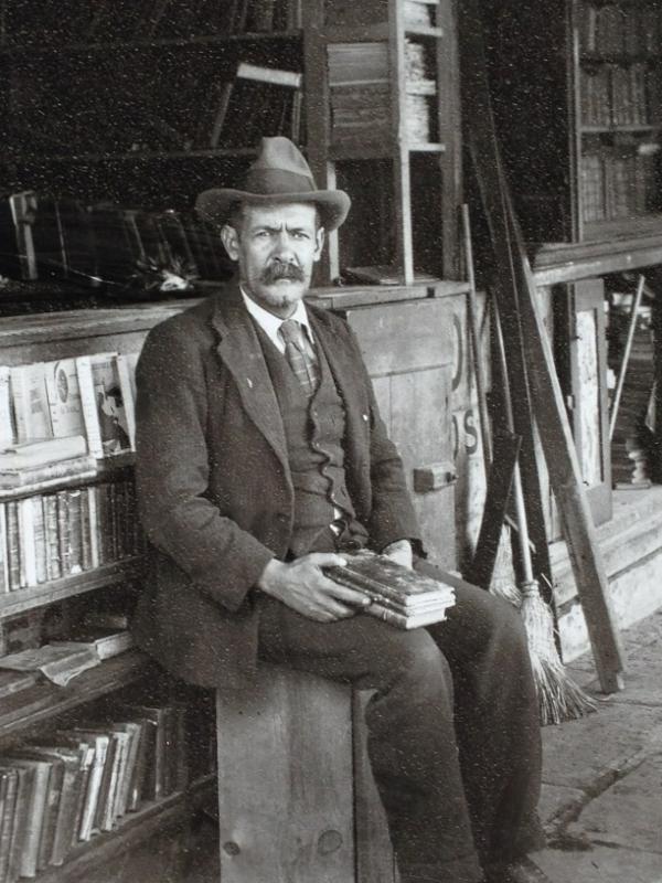 larita20's tweet image. “@bjuarezh: Mira @libreros 1librero de viejo de principios del siglo pasado   vía @hdemauleon” para #DeLibro @tw_tamara