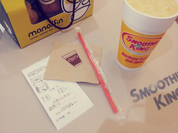 eunyami's tweet photo. 스무디킹 다이어트 14일차 *.*
파인애플 플레져 + 뷰티 콜라겐
(파인애플 음료 별로 안 좋아하지만 이건 맛있땅!)
http://t.co/fxchg9Dj http://t.co/PvmrV6T1
