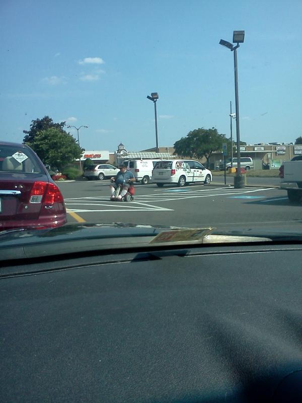 lekaishername's tweet image. This man still truckin to mcdonalds, can&apos;t walk and got two breathing tanks #ThatsCommitment