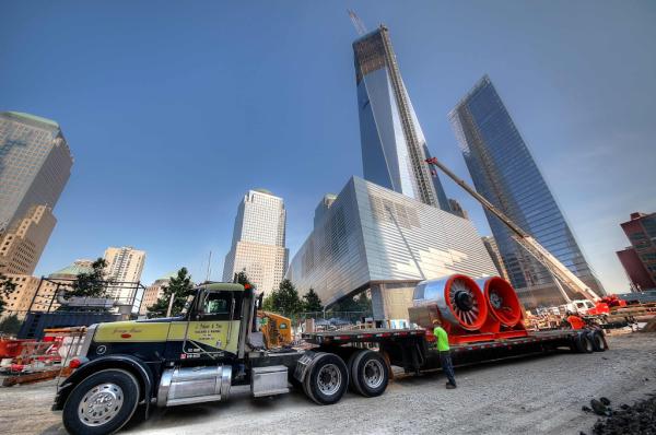 _WTCOfficial's tweet image. The fans for the #TransitHub are here! #WTCprogress @everythingnyc