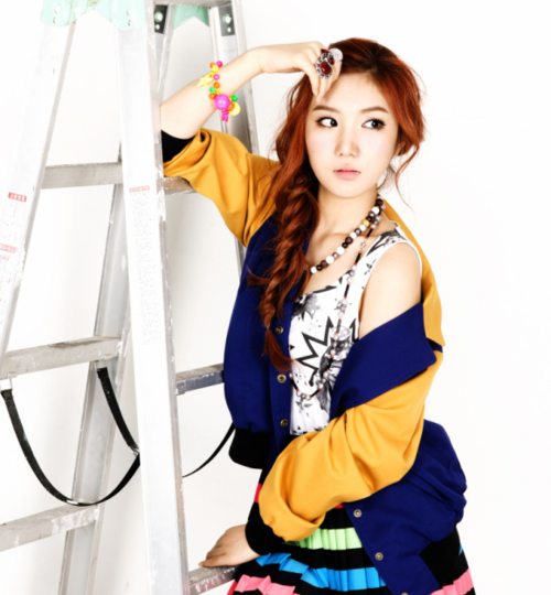German_Lillys's tweet photo. Lin updates her Cyworld with a new picture. Is that a photo of a magazine or of something else. Well stay tune. http://t.co/jS8OzL6w