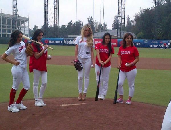 ValMarinR's tweet photo. Foto x @dalvaradomx con @GRETAROJAS19 @vanehupp @xnagano y @KaryCorrea cc @ClubLideresF @DiablosRojosMX #baseballmood http://t.co/2fzbOZkI