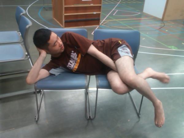 moplaysproduce's tweet photo. <センスの波止場第一回> 美脚。上下をチョコレートカラーでまとめて。あしの間に手をはさむのはマザコンの証とよく言うね。(満島) #kama2 http://t.co/1RqaB0BF
