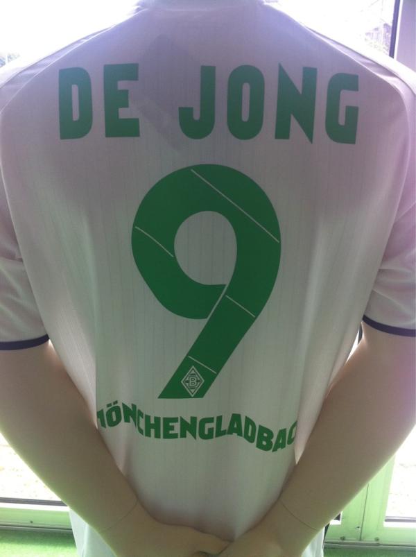 #Gladbach: Das Trikot von de #Jong existiert schon, er kriegt die 9. Online wurden schon 400 verkauft. #SSNHD
