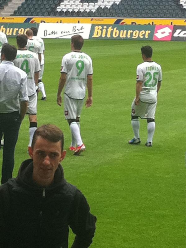 #Gladbach: er ist da, Luuk de #Jong und lief ins Stadion mit Vereinshymne ein. #SSNHD