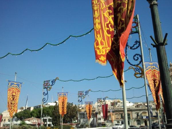mikelarce1's tweet photo. En Malta, estan colgando nuestro equipamiento Olimpico de las farolas. #Usoschándalolímpico http://t.co/1BQRdFB8