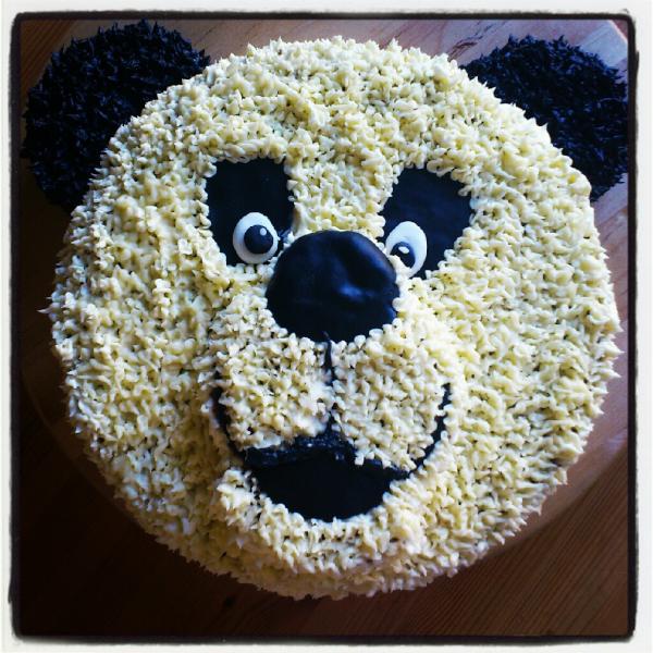 RosoCandy's tweet photo. Everyone loves pandas - so why not in a cake??!!#lovecake http://t.co/FPDkgtke
