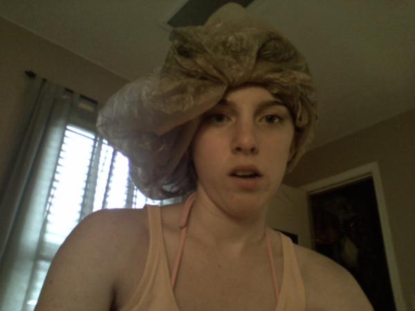 KATNISS______'s tweet image. Couldn't find a shower cap... Grocery bag #ghettosolutions