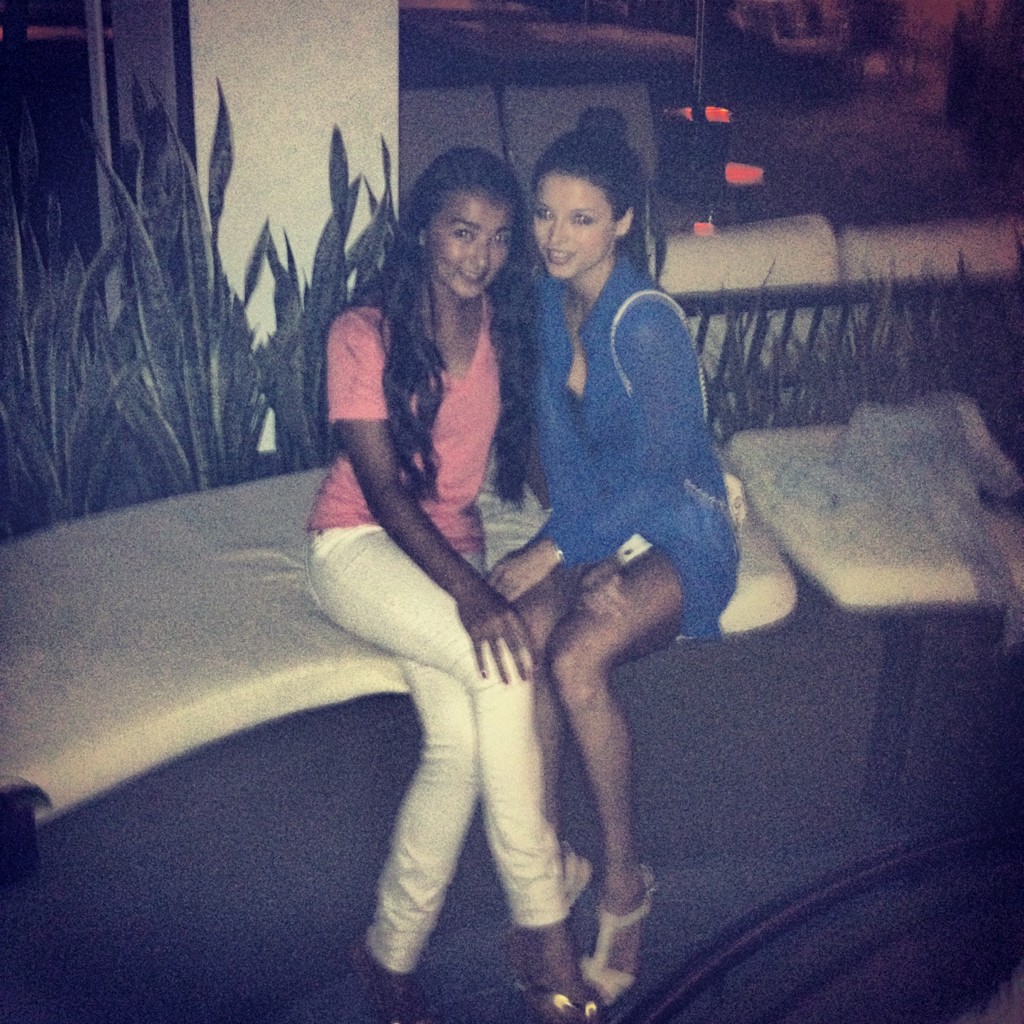 @moniquedis It was so nice to see u little sis! Have a safe flight home xX http://t.co/nC0M6qSa