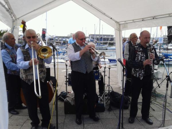 bbcsoutheast's tweet photo. The jazz band playing in #Ramsgate ahead of the #SEtorch arriving today. http://t.co/bYpT3utm