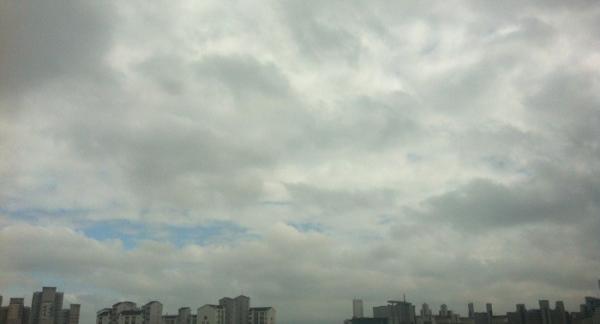 어느덧 프로야구 전반기 마지막 날. 태풍도 야구는 피해가는 모양입니다. Xtm WannaB도 오늘 전반기 마지막 방송입니다. 우여곡절도 많았고 또 변화가 기다리고 있습니다. 무엇이든 배움에는 끝이 없습니다.