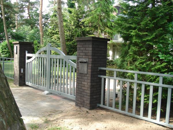 Project Ermelo opgeleverd en een voorbeeld van een totaalproject: Metselwerk, hekwerk, automatisering en intercom!