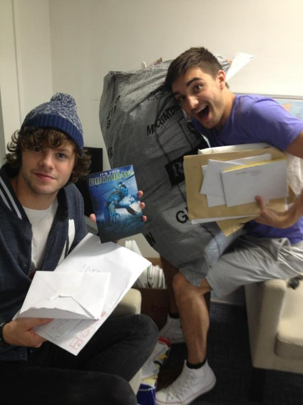 TomParker's tweet photo. Reading lots of fan mail! :) love you guys x http://t.co/ONwcykaF