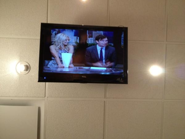 CandiceAccola's tweet photo. Tv's on the ceiling!? Finally a dentist who knows the way to my heart #canicomeinformonthlycleanings http://t.co/vyHi48iX