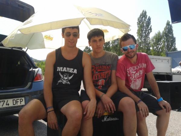 Sacabat's tweet photo. Sombrilleta, amplis i a esperar. Amb la que cau! http://t.co/xvMkOrYm